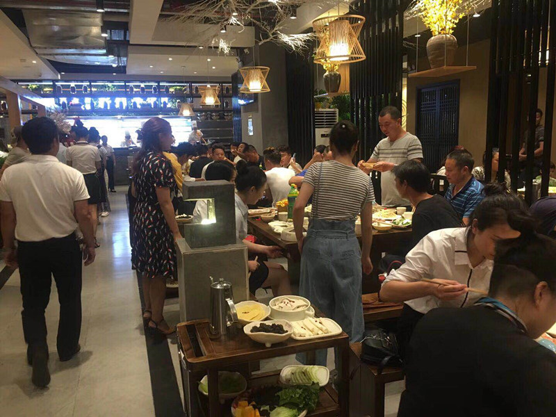 重庆火锅加盟品牌,憨石匠鲜菜火锅成为了很多创业者的首选 