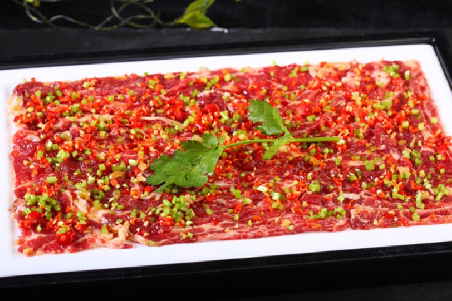 重庆火锅：热辣之城的美食传奇
