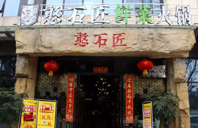 3、重视店铺选址与店员培训。